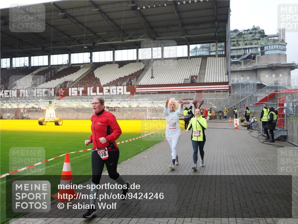07.12.2025 - St. Pauli X-Mass-Run No. 15 Fabian Wolf http://msf.ph/oto/9424246 07.12.2025 12:06:06 Ziel 5, 6, 760, 768, 1038, 3106, 3107, 3137, 4019, 4020, 4307, 4326, 4327, 4357, 4405, 4413 meine-sportfotos.de