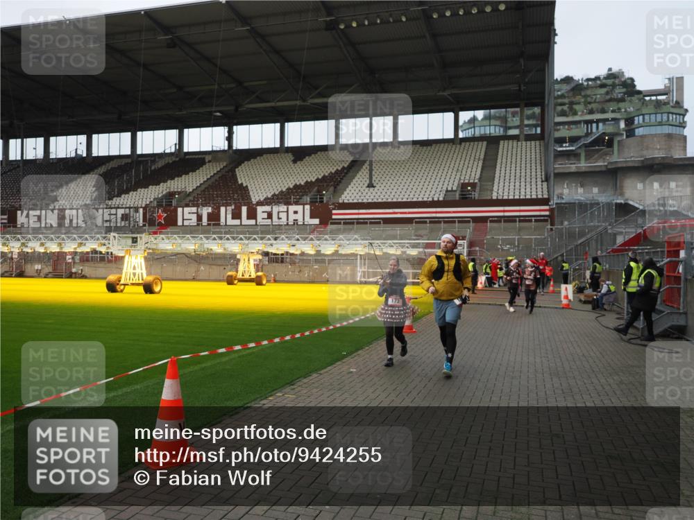 07.12.2025 - St. Pauli X-Mass-Run No. 15 Fabian Wolf http://msf.ph/oto/9424255 07.12.2025 12:06:18 Ziel 173, 189, 1353, 1956, 1957, 2018, 4405, 4413 meine-sportfotos.de