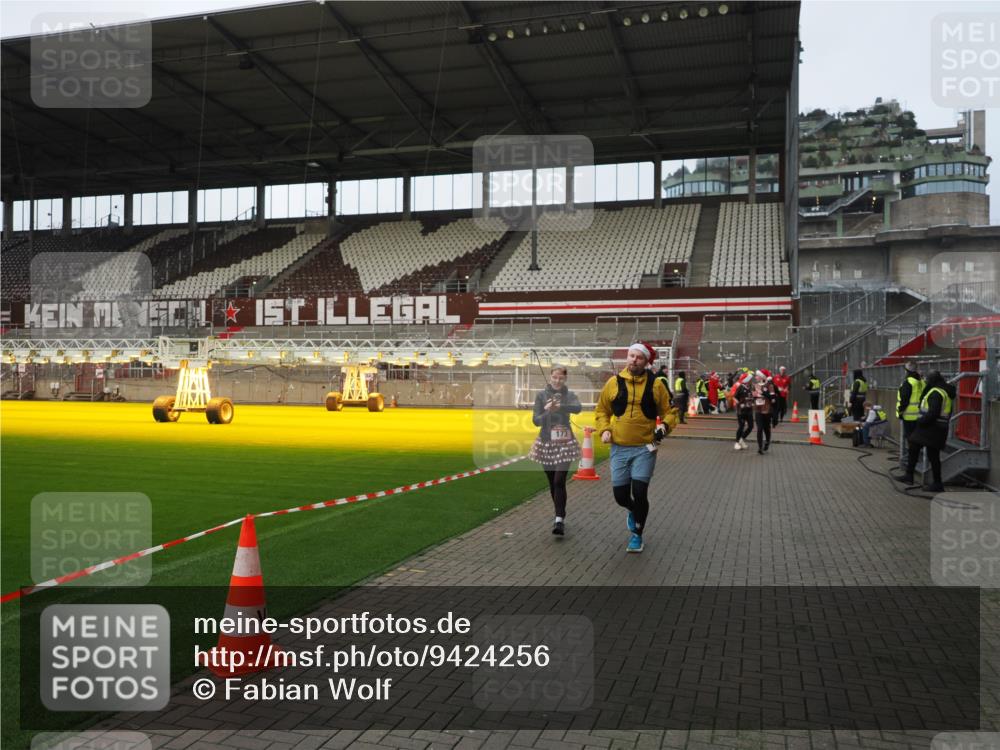 07.12.2025 - St. Pauli X-Mass-Run No. 15 Fabian Wolf http://msf.ph/oto/9424256 07.12.2025 12:06:18 Ziel 173, 189, 1353, 1956, 1957, 2018, 4405, 4413 meine-sportfotos.de