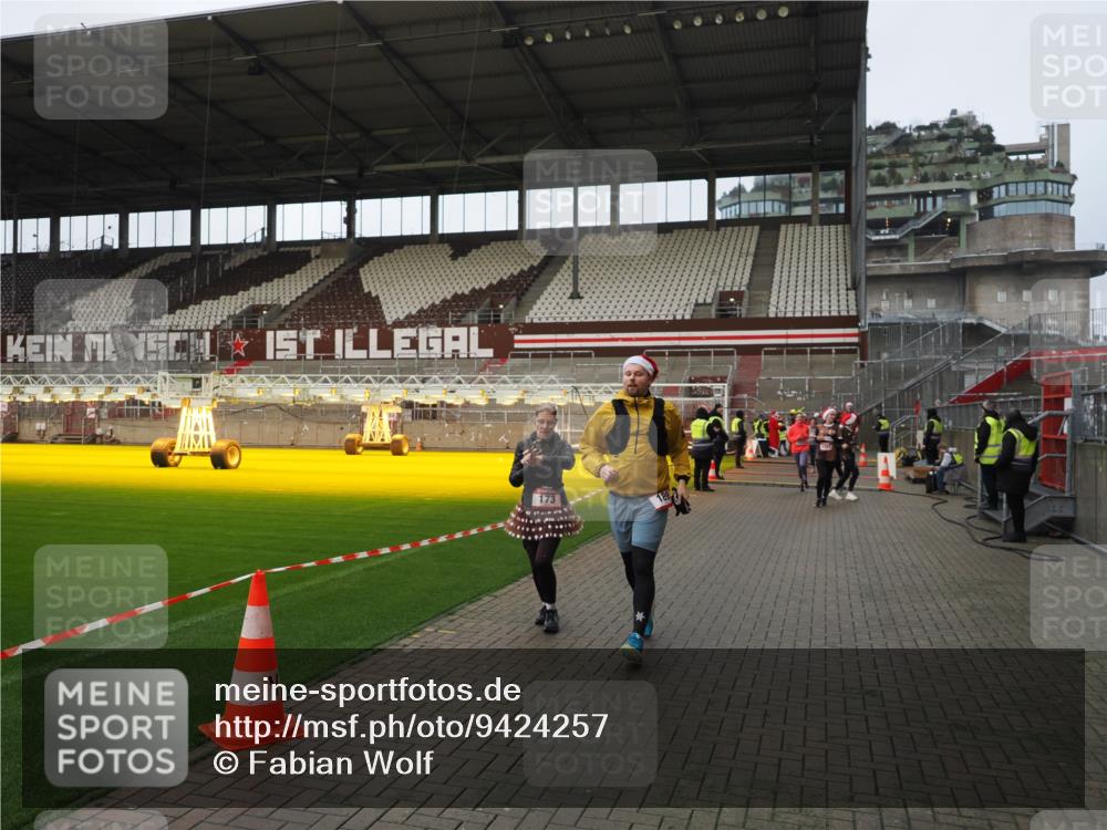 07.12.2025 - St. Pauli X-Mass-Run No. 15 Fabian Wolf http://msf.ph/oto/9424257 07.12.2025 12:06:18 Ziel 173, 189, 1353, 1956, 1957, 2018, 4405, 4413 meine-sportfotos.de