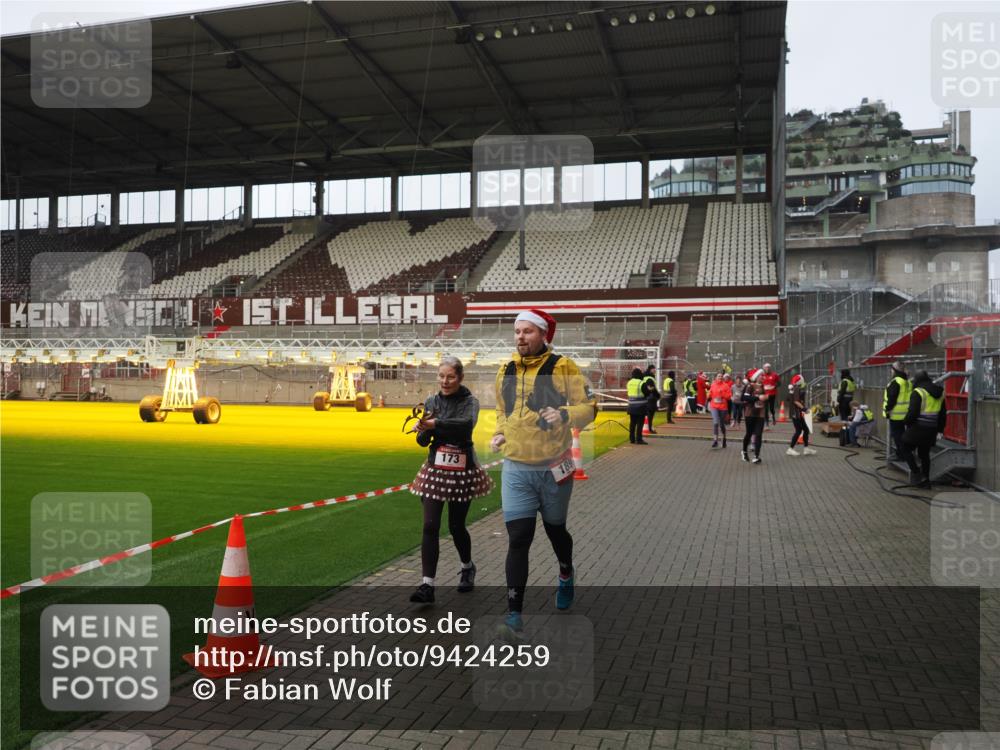 07.12.2025 - St. Pauli X-Mass-Run No. 15 Fabian Wolf http://msf.ph/oto/9424259 07.12.2025 12:06:19 Ziel 173, 189, 1347, 1351, 1353, 1956, 1957, 2018, 2415 meine-sportfotos.de