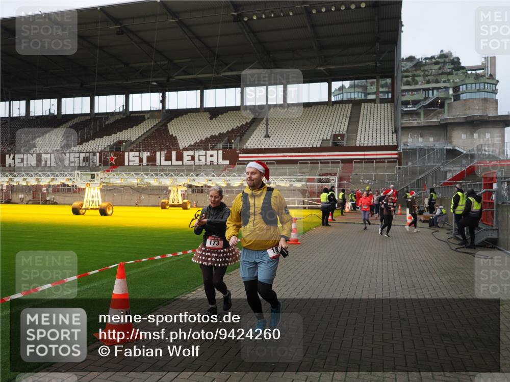07.12.2025 - St. Pauli X-Mass-Run No. 15 Fabian Wolf http://msf.ph/oto/9424260 07.12.2025 12:06:19 Ziel 173, 189, 1347, 1351, 1353, 1956, 1957, 2018, 2415 meine-sportfotos.de