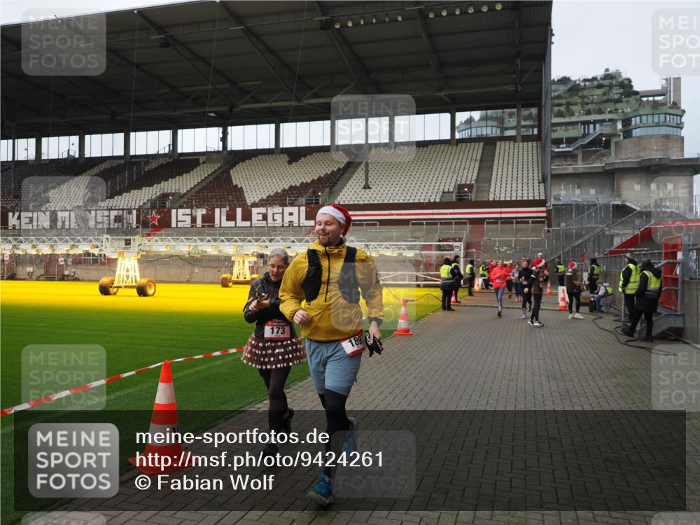 07.12.2025 - St. Pauli X-Mass-Run No. 15 Fabian Wolf http://msf.ph/oto/9424261 07.12.2025 12:06:19 Ziel 173, 189, 1347, 1351, 1353, 1956, 1957, 2018, 2415 meine-sportfotos.de