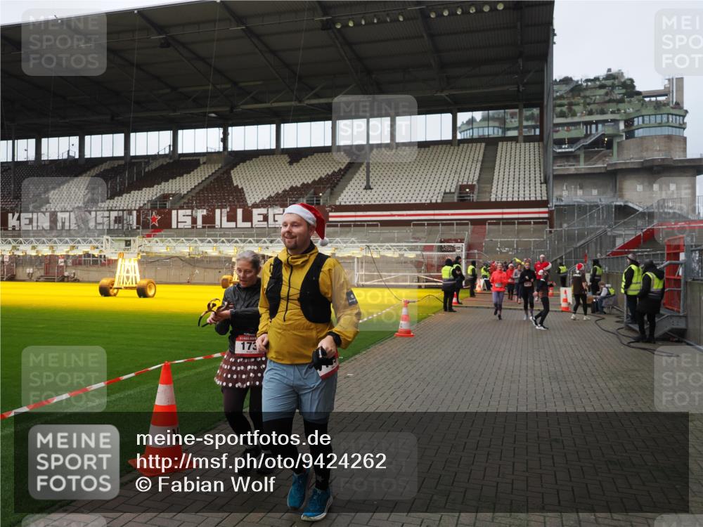 07.12.2025 - St. Pauli X-Mass-Run No. 15 Fabian Wolf http://msf.ph/oto/9424262 07.12.2025 12:06:19 Ziel 173, 189, 1347, 1351, 1353, 1956, 1957, 2018, 2415 meine-sportfotos.de