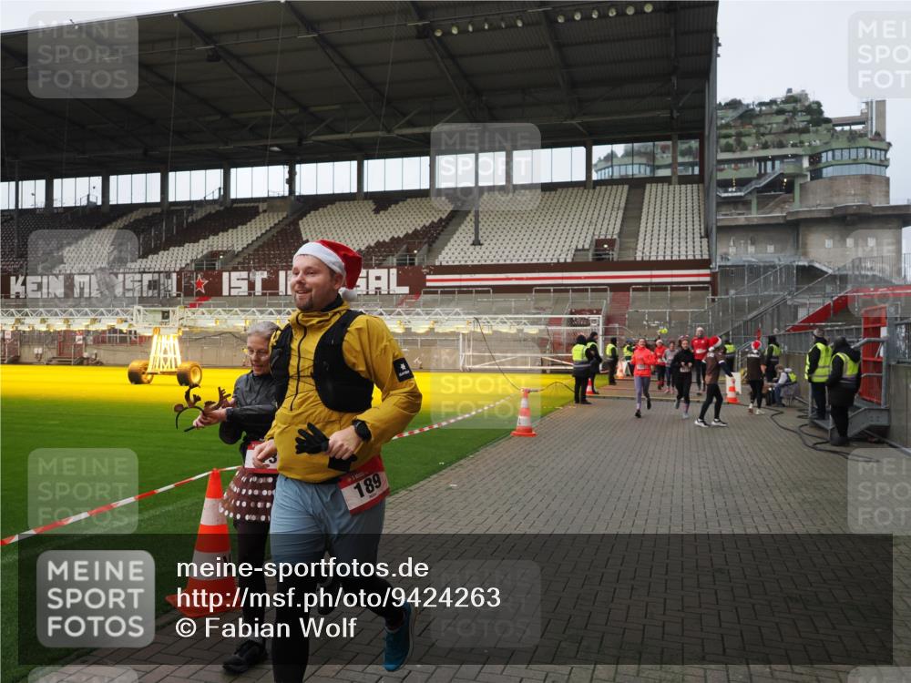 07.12.2025 - St. Pauli X-Mass-Run No. 15 Fabian Wolf http://msf.ph/oto/9424263 07.12.2025 12:06:20 Ziel 173, 189, 1347, 1351, 1353, 1956, 1957, 2018, 2415 meine-sportfotos.de