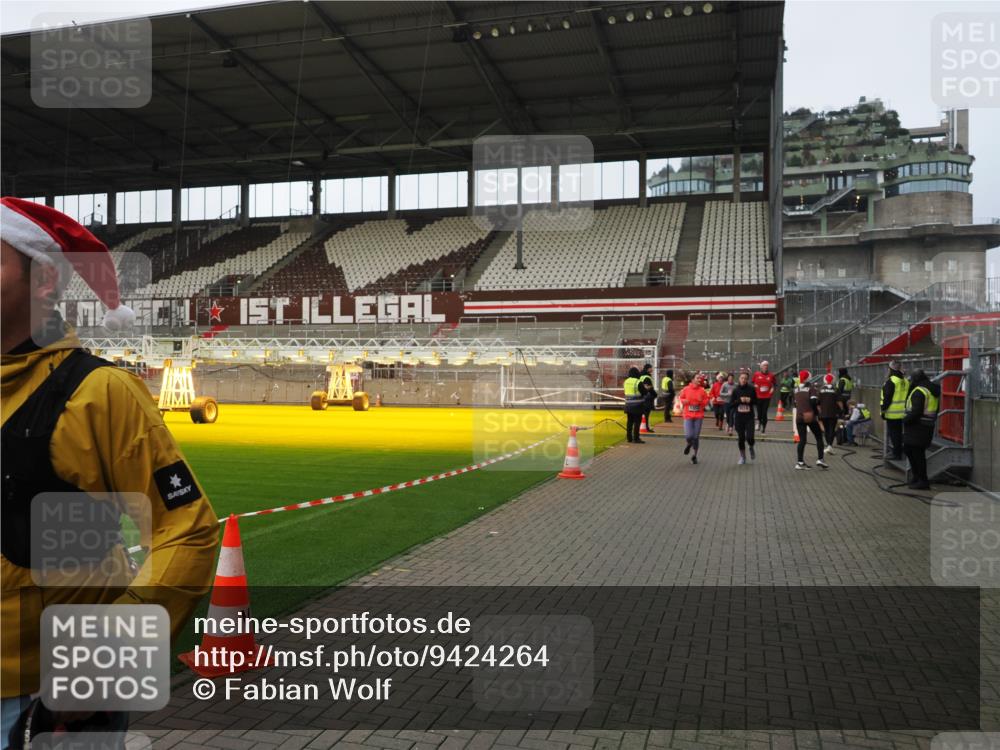 07.12.2025 - St. Pauli X-Mass-Run No. 15 Fabian Wolf http://msf.ph/oto/9424264 07.12.2025 12:06:20 Ziel 173, 189, 1347, 1351, 1353, 1956, 1957, 2018, 2415 meine-sportfotos.de