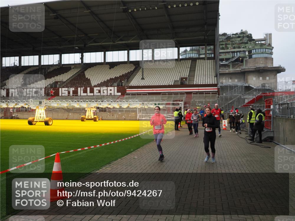 07.12.2025 - St. Pauli X-Mass-Run No. 15 Fabian Wolf http://msf.ph/oto/9424267 07.12.2025 12:06:23 Ziel 173, 189, 1347, 1351, 1353, 1956, 1957, 2018, 2415, 4219 meine-sportfotos.de