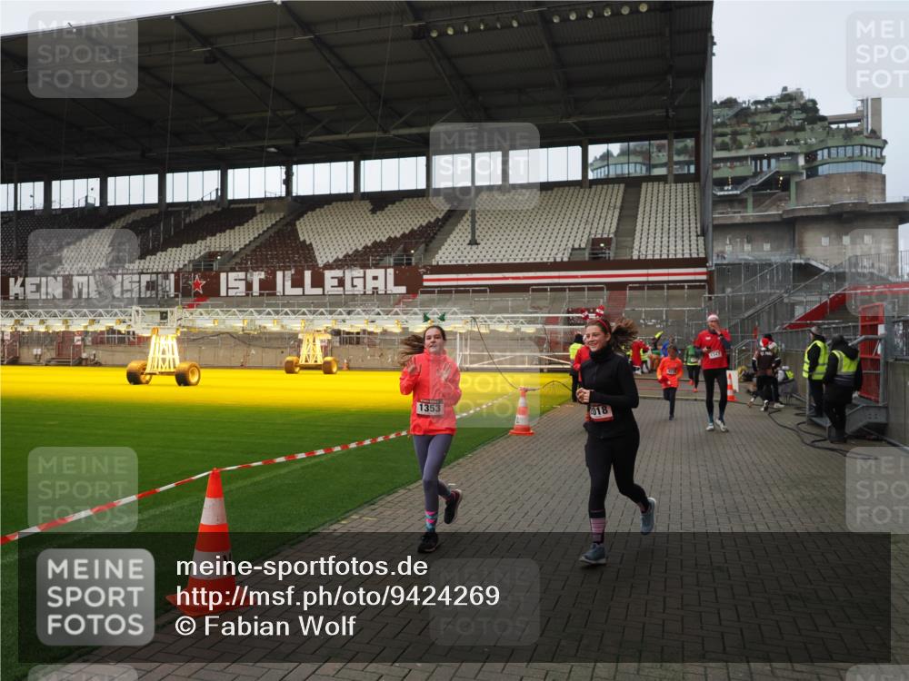 07.12.2025 - St. Pauli X-Mass-Run No. 15 Fabian Wolf http://msf.ph/oto/9424269 07.12.2025 12:06:24 Ziel 173, 189, 1347, 1351, 1353, 1956, 1957, 2018, 2415, 4217, 4219 meine-sportfotos.de