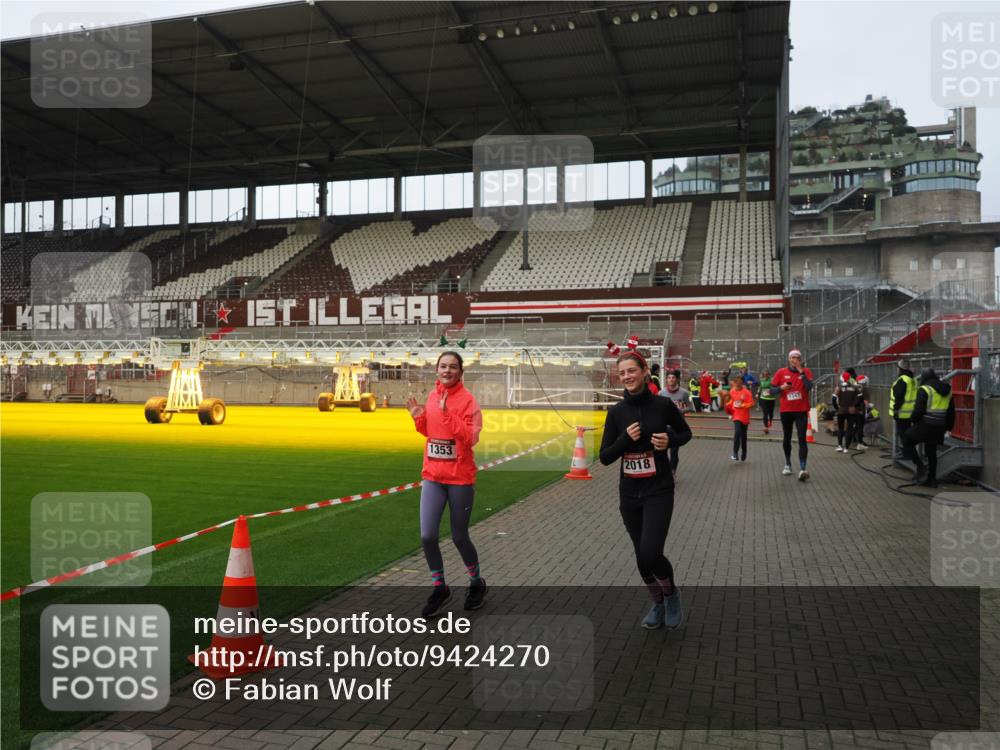 07.12.2025 - St. Pauli X-Mass-Run No. 15 Fabian Wolf http://msf.ph/oto/9424270 07.12.2025 12:06:25 Ziel 173, 189, 1347, 1351, 1353, 1956, 1957, 2018, 2415, 4217, 4219, 4222 meine-sportfotos.de