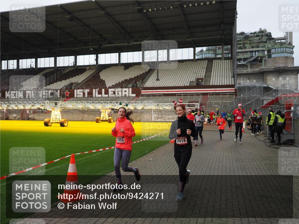 07.12.2025 - St. Pauli X-Mass-Run No. 15 Fabian Wolf http://msf.ph/oto/9424271 07.12.2025 12:06:25 Ziel 173, 189, 1347, 1351, 1353, 1956, 1957, 2018, 2415, 4217, 4219, 4222 meine-sportfotos.de