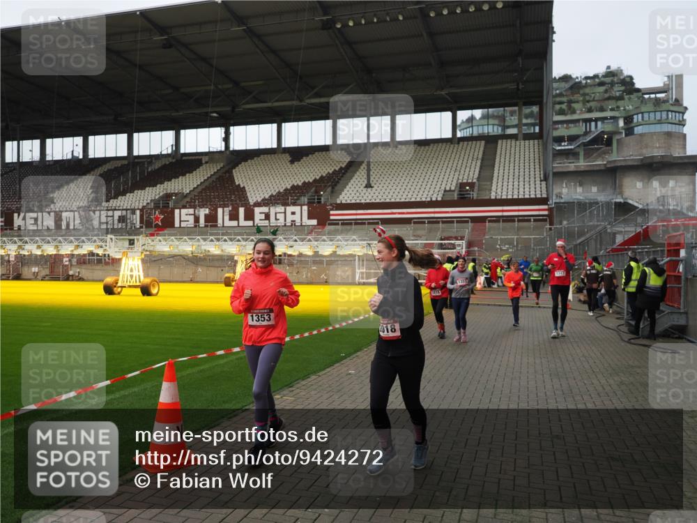07.12.2025 - St. Pauli X-Mass-Run No. 15 Fabian Wolf http://msf.ph/oto/9424272 07.12.2025 12:06:25 Ziel 173, 189, 1347, 1351, 1353, 1956, 1957, 2018, 2415, 4217, 4219, 4222 meine-sportfotos.de