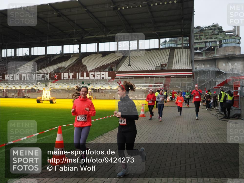 07.12.2025 - St. Pauli X-Mass-Run No. 15 Fabian Wolf http://msf.ph/oto/9424273 07.12.2025 12:06:25 Ziel 173, 189, 1347, 1351, 1353, 1956, 1957, 2018, 2415, 4217, 4219, 4222 meine-sportfotos.de