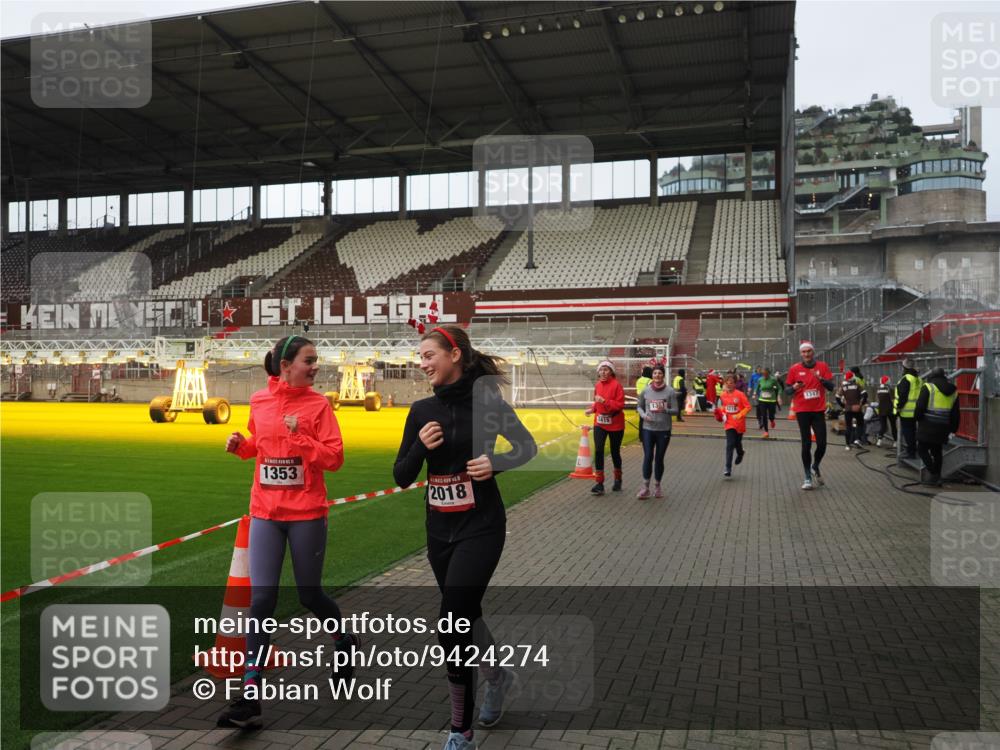 07.12.2025 - St. Pauli X-Mass-Run No. 15 Fabian Wolf http://msf.ph/oto/9424274 07.12.2025 12:06:25 Ziel 173, 189, 1347, 1351, 1353, 1956, 1957, 2018, 2415, 4217, 4219, 4222 meine-sportfotos.de