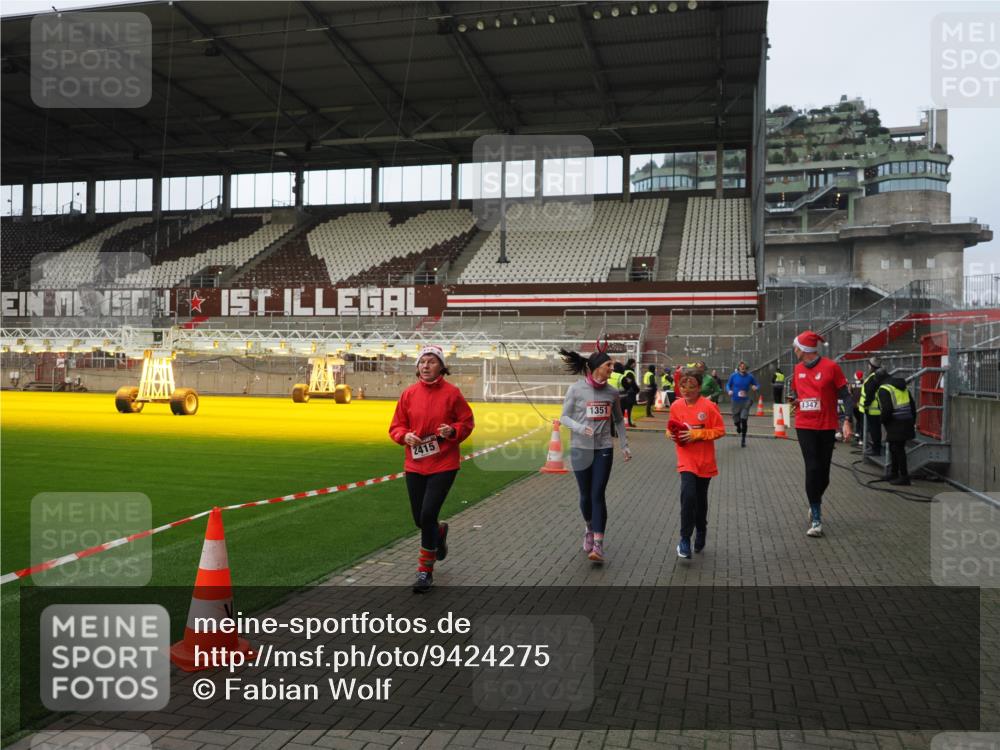 07.12.2025 - St. Pauli X-Mass-Run No. 15 Fabian Wolf http://msf.ph/oto/9424275 07.12.2025 12:06:27 Ziel 173, 189, 1347, 1351, 1353, 1956, 1957, 2018, 2415, 4217, 4219, 4222 meine-sportfotos.de