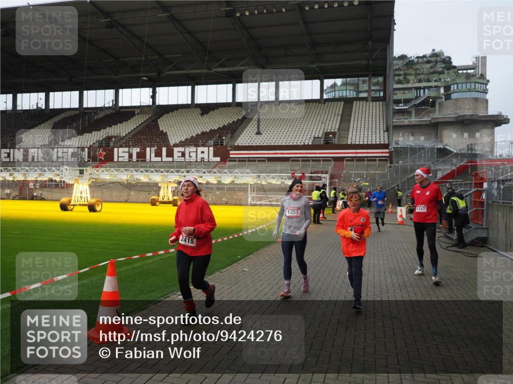 07.12.2025 - St. Pauli X-Mass-Run No. 15 Fabian Wolf http://msf.ph/oto/9424276 07.12.2025 12:06:28 Ziel 173, 189, 1347, 1351, 1353, 1956, 1957, 2018, 2415, 4217, 4219, 4222 meine-sportfotos.de