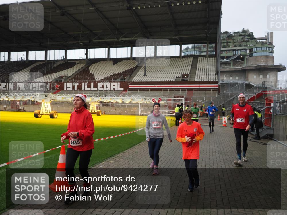 07.12.2025 - St. Pauli X-Mass-Run No. 15 Fabian Wolf http://msf.ph/oto/9424277 07.12.2025 12:06:28 Ziel 173, 189, 1347, 1351, 1353, 1956, 1957, 2018, 2415, 4217, 4219, 4222 meine-sportfotos.de