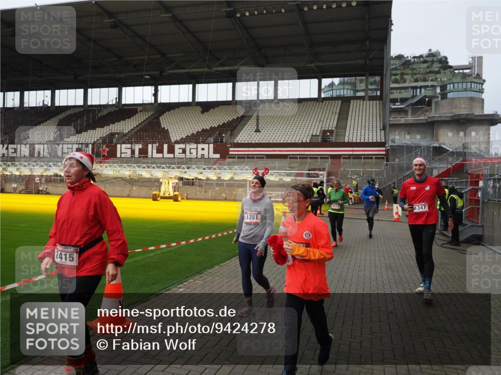 07.12.2025 - St. Pauli X-Mass-Run No. 15 Fabian Wolf http://msf.ph/oto/9424278 07.12.2025 12:06:29 Ziel 173, 189, 1347, 1351, 1353, 1956, 1957, 2018, 2415, 4217, 4219, 4222, 4783, 4784 meine-sportfotos.de