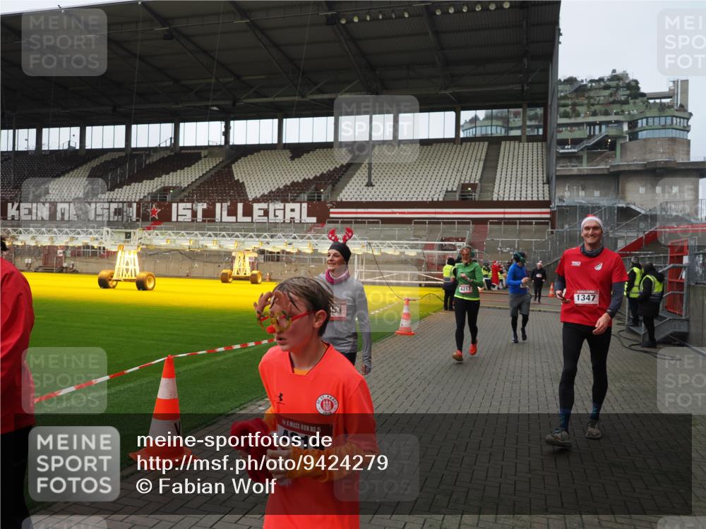 07.12.2025 - St. Pauli X-Mass-Run No. 15 Fabian Wolf http://msf.ph/oto/9424279 07.12.2025 12:06:29 Ziel 173, 189, 1347, 1351, 1353, 1956, 1957, 2018, 2415, 4217, 4219, 4222, 4783, 4784 meine-sportfotos.de