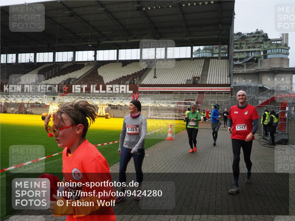 07.12.2025 - St. Pauli X-Mass-Run No. 15 Fabian Wolf http://msf.ph/oto/9424280 07.12.2025 12:06:30 Ziel 173, 189, 1347, 1351, 1353, 1956, 1957, 2018, 2415, 4217, 4219, 4222, 4783, 4784 meine-sportfotos.de