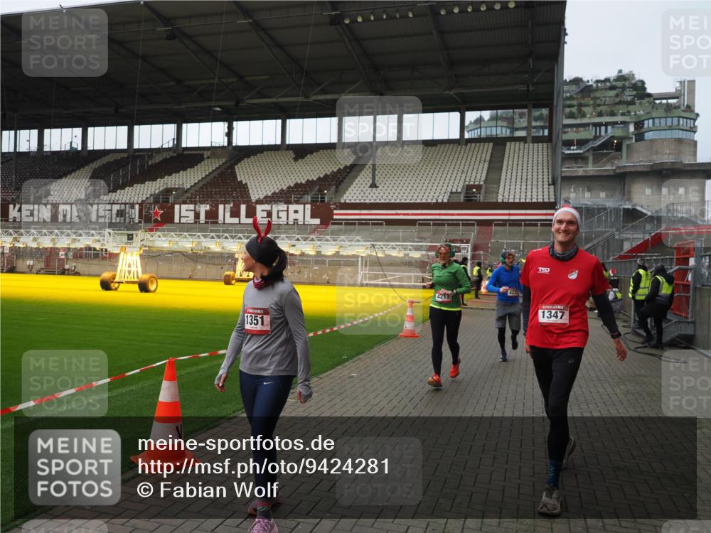 07.12.2025 - St. Pauli X-Mass-Run No. 15 Fabian Wolf http://msf.ph/oto/9424281 07.12.2025 12:06:30 Ziel 173, 189, 1347, 1351, 1353, 1956, 1957, 2018, 2415, 4217, 4219, 4222, 4783, 4784 meine-sportfotos.de
