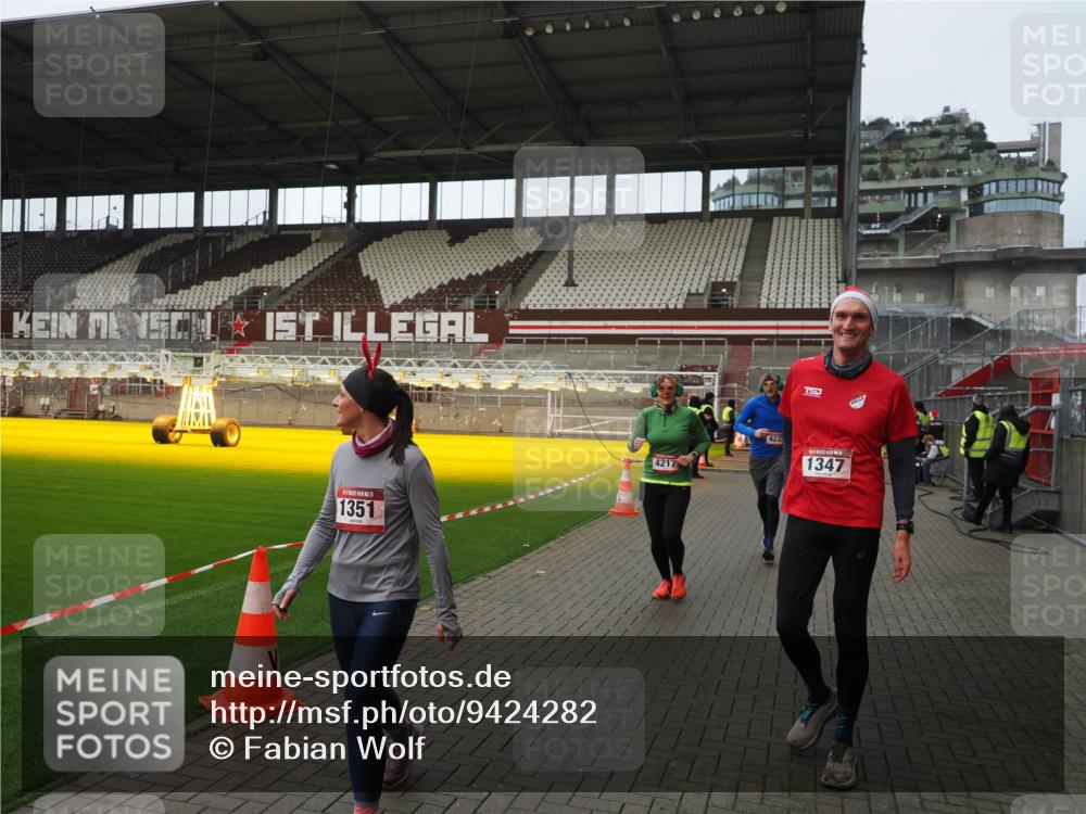 07.12.2025 - St. Pauli X-Mass-Run No. 15 Fabian Wolf http://msf.ph/oto/9424282 07.12.2025 12:06:30 Ziel 173, 189, 1347, 1351, 1353, 1956, 1957, 2018, 2415, 4217, 4219, 4222, 4783, 4784 meine-sportfotos.de