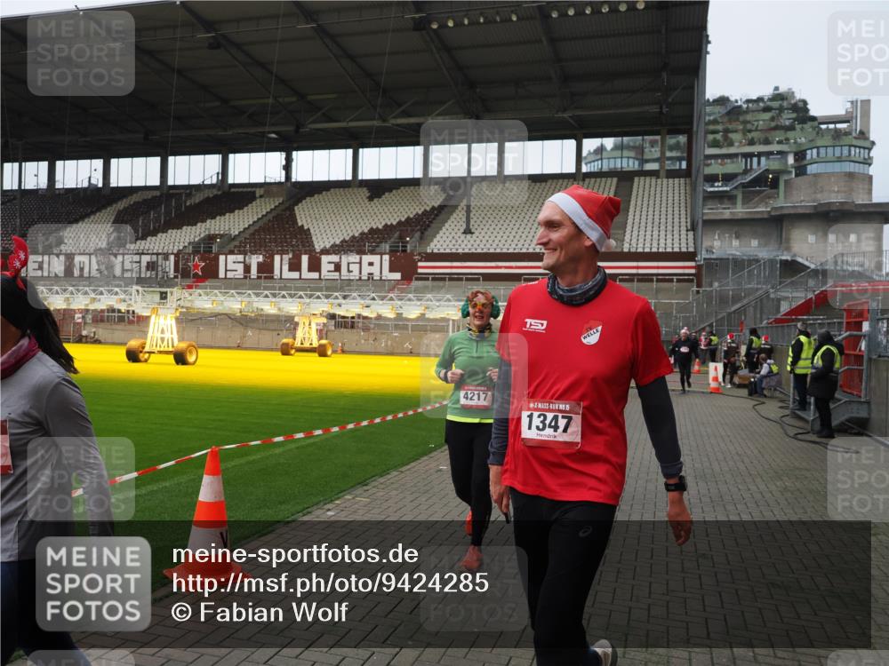 07.12.2025 - St. Pauli X-Mass-Run No. 15 Fabian Wolf http://msf.ph/oto/9424285 07.12.2025 12:06:31 Ziel 173, 1347, 1351, 1353, 1956, 1957, 2018, 2415, 4217, 4219, 4222, 4783, 4784 meine-sportfotos.de
