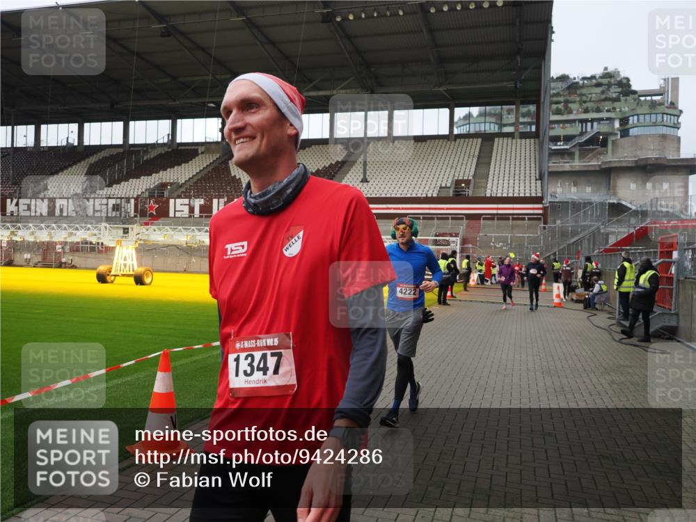 07.12.2025 - St. Pauli X-Mass-Run No. 15 Fabian Wolf http://msf.ph/oto/9424286 07.12.2025 12:06:32 Ziel 1347, 1351, 1353, 1956, 1957, 2018, 2415, 4217, 4219, 4222, 4783, 4784 meine-sportfotos.de