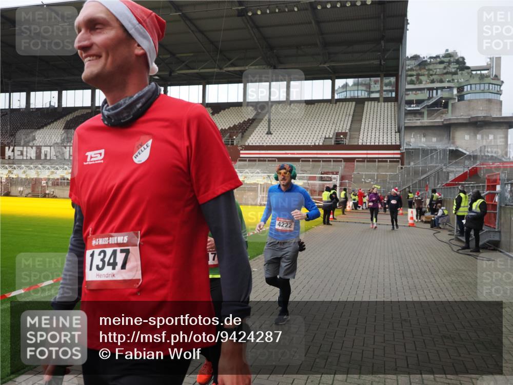 07.12.2025 - St. Pauli X-Mass-Run No. 15 Fabian Wolf http://msf.ph/oto/9424287 07.12.2025 12:06:32 Ziel 1347, 1351, 1353, 1956, 1957, 2018, 2415, 4217, 4219, 4222, 4783, 4784 meine-sportfotos.de