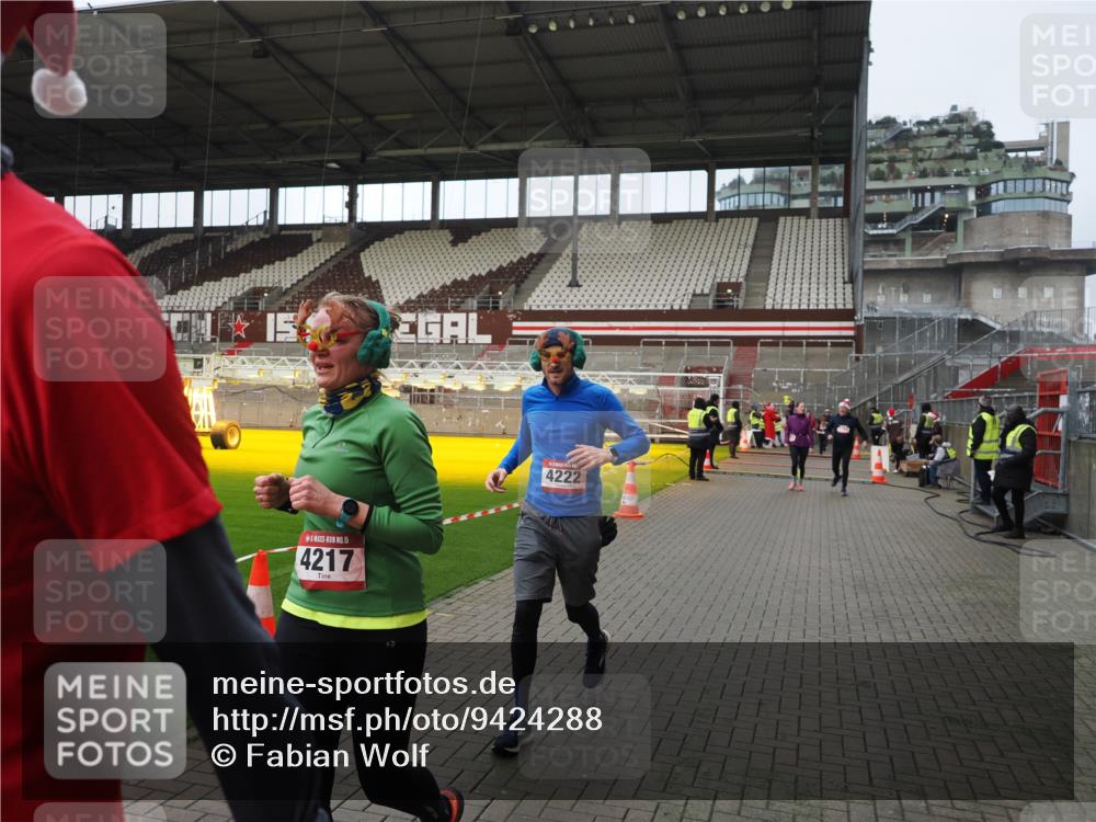 07.12.2025 - St. Pauli X-Mass-Run No. 15 Fabian Wolf http://msf.ph/oto/9424288 07.12.2025 12:06:32 Ziel 1347, 1351, 1353, 1956, 1957, 2018, 2415, 4217, 4219, 4222, 4783, 4784 meine-sportfotos.de
