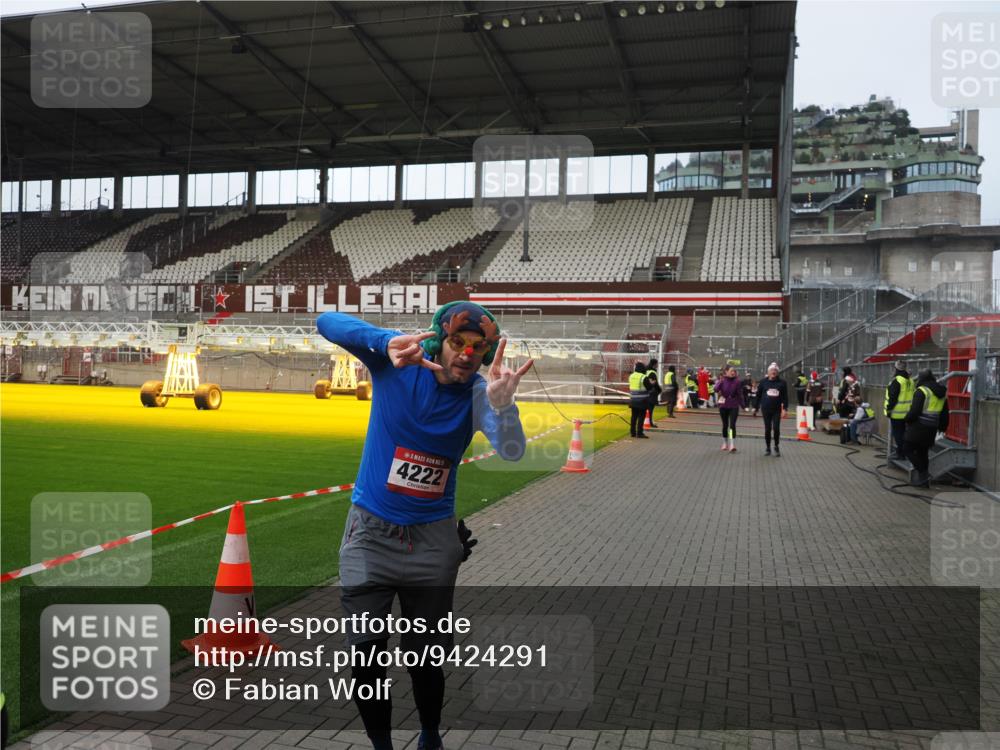 07.12.2025 - St. Pauli X-Mass-Run No. 15 Fabian Wolf http://msf.ph/oto/9424291 07.12.2025 12:06:33 Ziel 1347, 1351, 1353, 1956, 1957, 2018, 2415, 4217, 4219, 4222, 4783, 4784 meine-sportfotos.de
