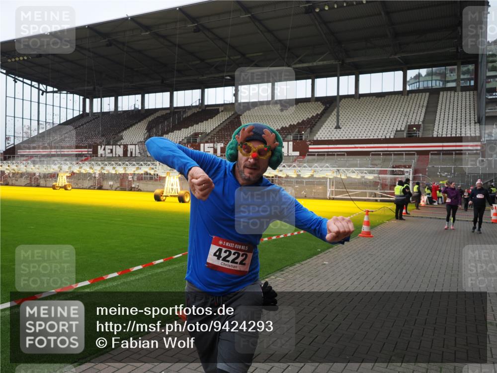07.12.2025 - St. Pauli X-Mass-Run No. 15 Fabian Wolf http://msf.ph/oto/9424293 07.12.2025 12:06:33 Ziel 1347, 1351, 1353, 1956, 1957, 2018, 2415, 4217, 4219, 4222, 4783, 4784 meine-sportfotos.de