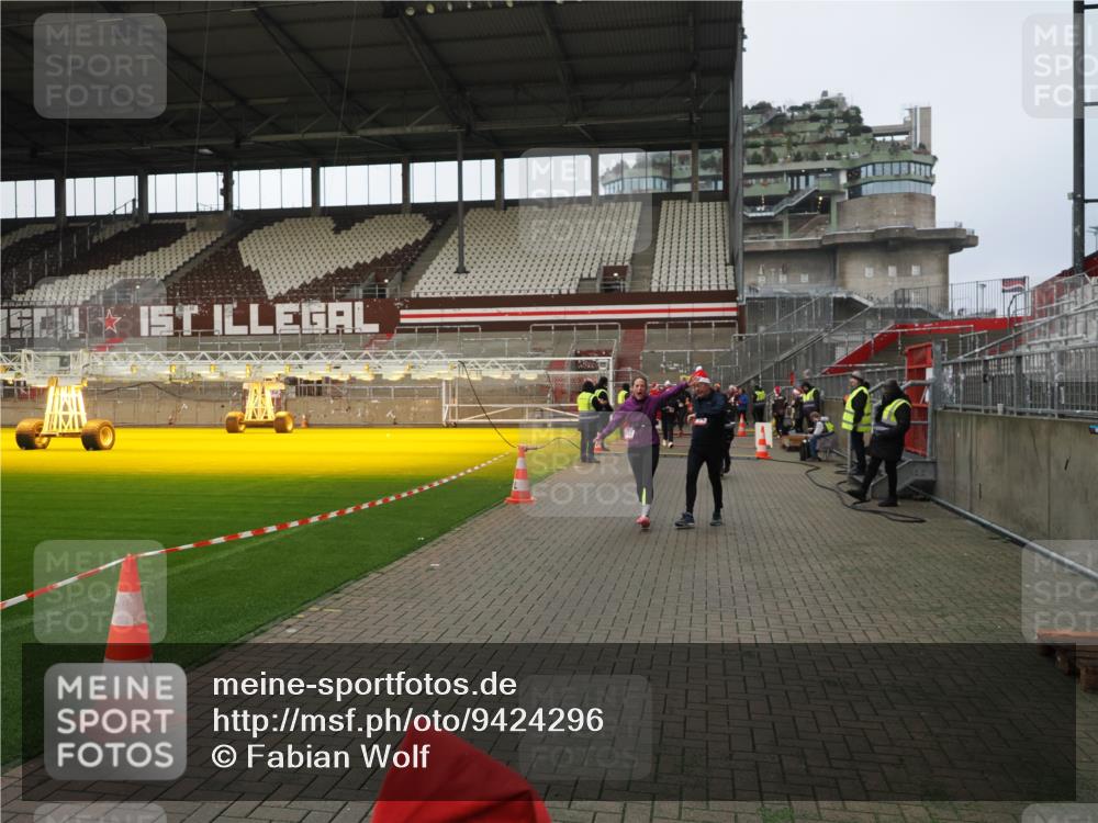 07.12.2025 - St. Pauli X-Mass-Run No. 15 Fabian Wolf http://msf.ph/oto/9424296 07.12.2025 12:06:38 Ziel 339, 345, 1347, 1351, 2415, 4217, 4219, 4222, 4403, 4404, 4783, 4784 meine-sportfotos.de