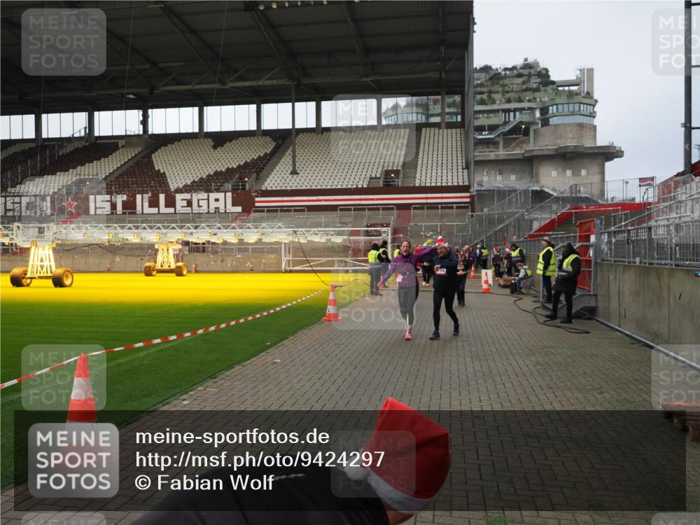 07.12.2025 - St. Pauli X-Mass-Run No. 15 Fabian Wolf http://msf.ph/oto/9424297 07.12.2025 12:06:38 Ziel 339, 345, 1347, 1351, 2415, 4217, 4219, 4222, 4403, 4404, 4783, 4784 meine-sportfotos.de