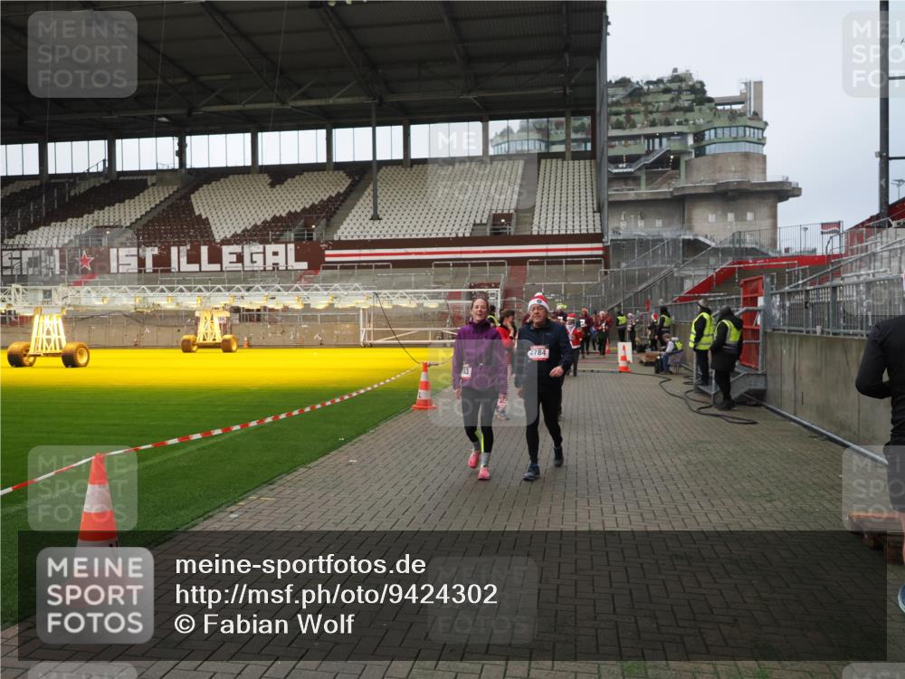07.12.2025 - St. Pauli X-Mass-Run No. 15 Fabian Wolf http://msf.ph/oto/9424302 07.12.2025 12:06:40 Ziel 339, 345, 4217, 4219, 4222, 4345, 4346, 4403, 4404, 4416, 4783, 4784 meine-sportfotos.de