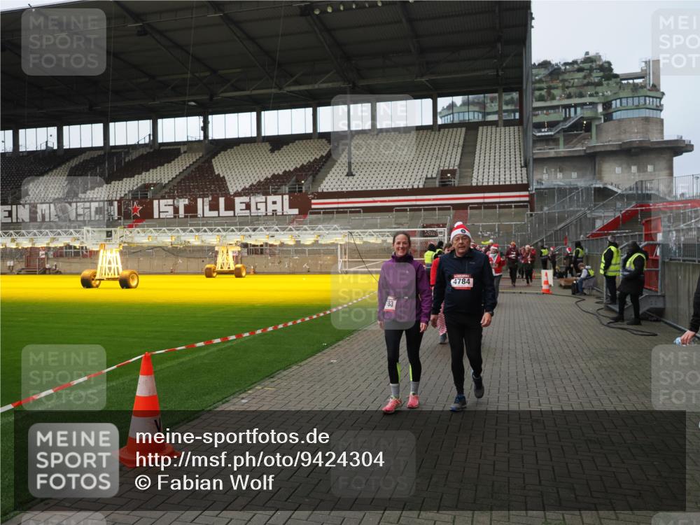 07.12.2025 - St. Pauli X-Mass-Run No. 15 Fabian Wolf http://msf.ph/oto/9424304 07.12.2025 12:06:41 Ziel 339, 345, 4217, 4219, 4222, 4342, 4345, 4346, 4403, 4404, 4416, 4783, 4784 meine-sportfotos.de