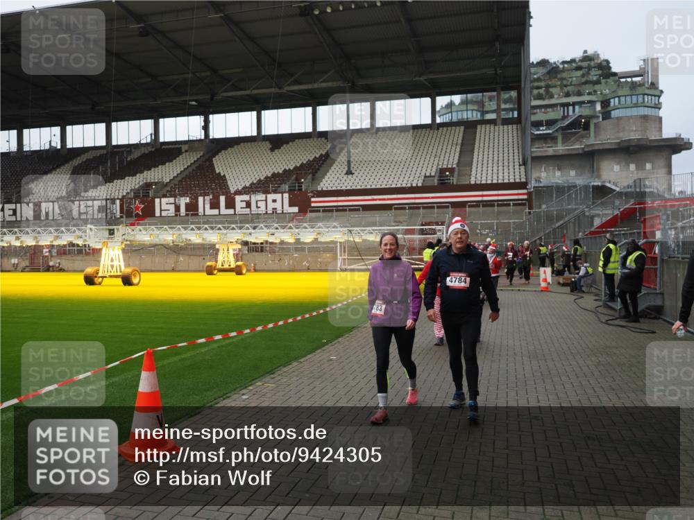 07.12.2025 - St. Pauli X-Mass-Run No. 15 Fabian Wolf http://msf.ph/oto/9424305 07.12.2025 12:06:41 Ziel 339, 345, 4217, 4219, 4222, 4342, 4345, 4346, 4403, 4404, 4416, 4783, 4784 meine-sportfotos.de