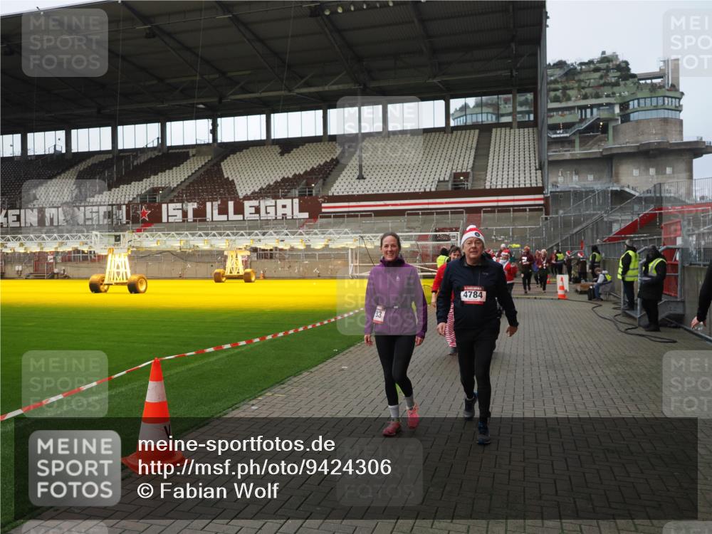 07.12.2025 - St. Pauli X-Mass-Run No. 15 Fabian Wolf http://msf.ph/oto/9424306 07.12.2025 12:06:41 Ziel 339, 345, 4217, 4219, 4222, 4342, 4345, 4346, 4403, 4404, 4416, 4783, 4784 meine-sportfotos.de