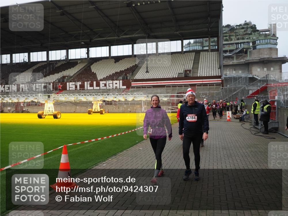 07.12.2025 - St. Pauli X-Mass-Run No. 15 Fabian Wolf http://msf.ph/oto/9424307 07.12.2025 12:06:42 Ziel 339, 345, 3692, 4217, 4222, 4342, 4345, 4346, 4403, 4404, 4416, 4783, 4784 meine-sportfotos.de