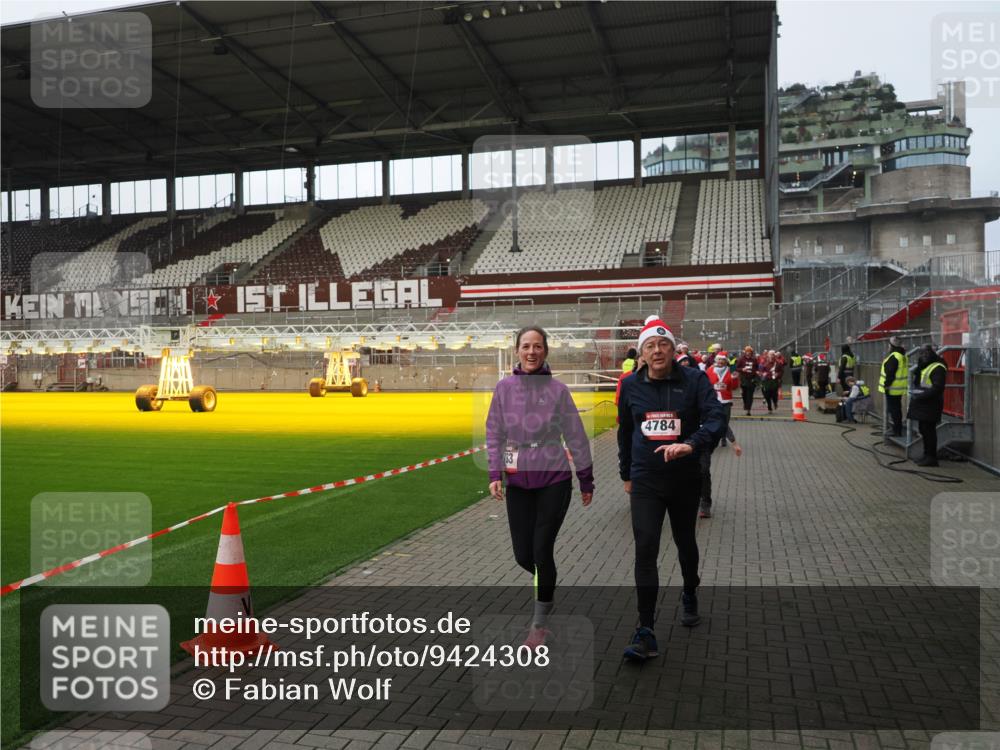 07.12.2025 - St. Pauli X-Mass-Run No. 15 Fabian Wolf http://msf.ph/oto/9424308 07.12.2025 12:06:42 Ziel 339, 345, 3692, 4217, 4222, 4342, 4345, 4346, 4403, 4404, 4416, 4783, 4784 meine-sportfotos.de