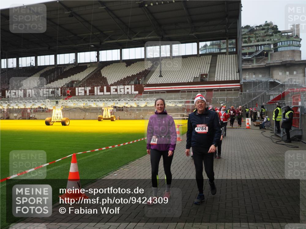 07.12.2025 - St. Pauli X-Mass-Run No. 15 Fabian Wolf http://msf.ph/oto/9424309 07.12.2025 12:06:42 Ziel 339, 345, 3692, 4217, 4222, 4342, 4345, 4346, 4403, 4404, 4416, 4783, 4784 meine-sportfotos.de
