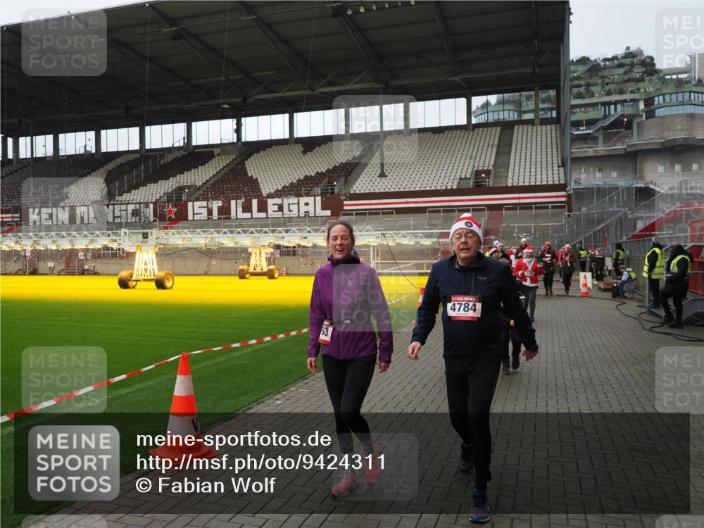 07.12.2025 - St. Pauli X-Mass-Run No. 15 Fabian Wolf http://msf.ph/oto/9424311 07.12.2025 12:06:42 Ziel 339, 345, 3692, 4217, 4222, 4342, 4345, 4346, 4403, 4404, 4416, 4783, 4784 meine-sportfotos.de
