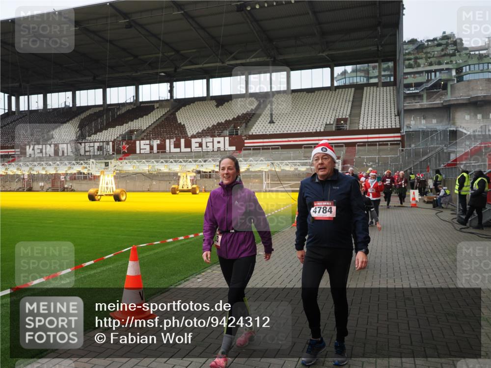 07.12.2025 - St. Pauli X-Mass-Run No. 15 Fabian Wolf http://msf.ph/oto/9424312 07.12.2025 12:06:43 Ziel 339, 345, 1844, 1846, 3692, 4217, 4222, 4342, 4345, 4346, 4403, 4404, 4416, 4783, 4784 meine-sportfotos.de