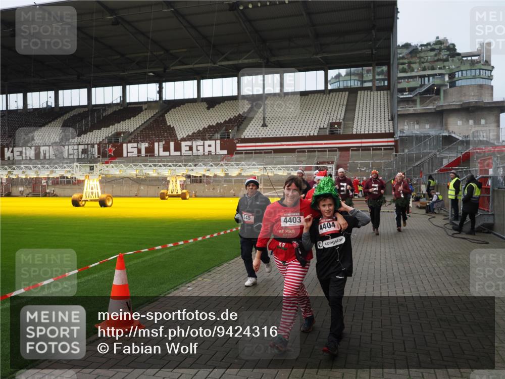 07.12.2025 - St. Pauli X-Mass-Run No. 15 Fabian Wolf http://msf.ph/oto/9424316 07.12.2025 12:06:45 Ziel 339, 345, 1844, 1846, 3689, 3692, 4222, 4342, 4345, 4346, 4403, 4404, 4416, 4783, 4784 meine-sportfotos.de