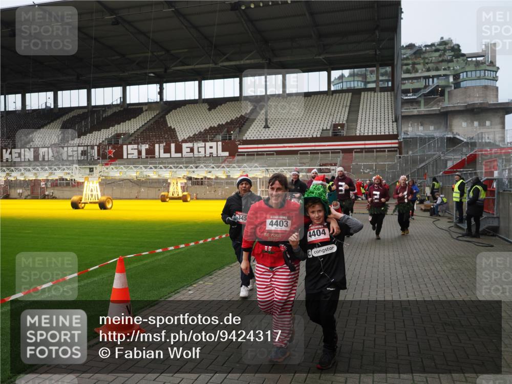 07.12.2025 - St. Pauli X-Mass-Run No. 15 Fabian Wolf http://msf.ph/oto/9424317 07.12.2025 12:06:46 Ziel 276, 339, 345, 1844, 1846, 3689, 3692, 4143, 4342, 4345, 4346, 4403, 4404, 4416, 4783, 4784 meine-sportfotos.de