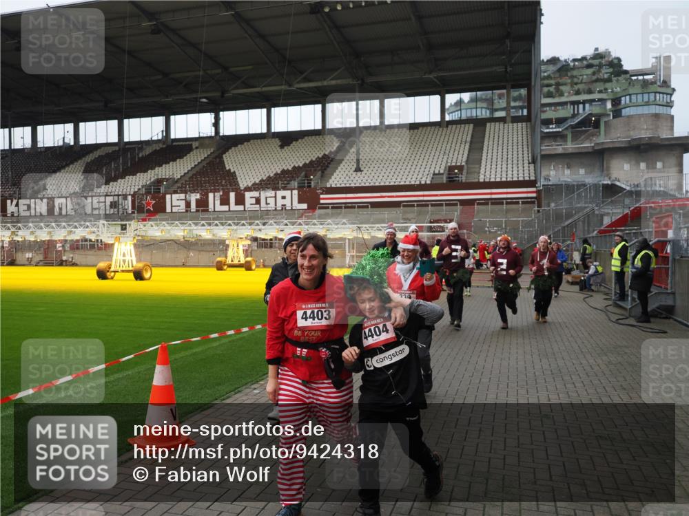 07.12.2025 - St. Pauli X-Mass-Run No. 15 Fabian Wolf http://msf.ph/oto/9424318 07.12.2025 12:06:46 Ziel 276, 339, 345, 1844, 1846, 3689, 3692, 4143, 4342, 4345, 4346, 4403, 4404, 4416, 4783, 4784 meine-sportfotos.de