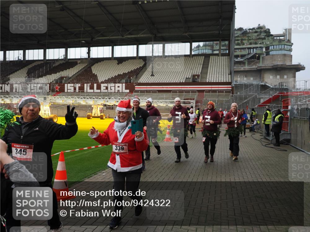 07.12.2025 - St. Pauli X-Mass-Run No. 15 Fabian Wolf http://msf.ph/oto/9424322 07.12.2025 12:06:47 Ziel 276, 339, 345, 1844, 1846, 3689, 3692, 4143, 4342, 4345, 4346, 4403, 4404, 4416, 4783, 4784 meine-sportfotos.de