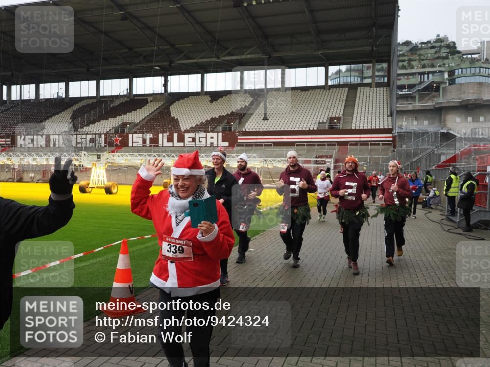07.12.2025 - St. Pauli X-Mass-Run No. 15 Fabian Wolf http://msf.ph/oto/9424324 07.12.2025 12:06:48 Ziel 276, 339, 345, 1844, 1846, 3689, 3692, 4143, 4342, 4345, 4346, 4403, 4404, 4416, 4783, 4784 meine-sportfotos.de