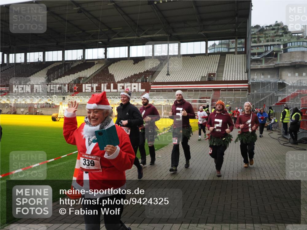 07.12.2025 - St. Pauli X-Mass-Run No. 15 Fabian Wolf http://msf.ph/oto/9424325 07.12.2025 12:06:48 Ziel 276, 339, 345, 1844, 1846, 3689, 3692, 4143, 4342, 4345, 4346, 4403, 4404, 4416, 4783, 4784 meine-sportfotos.de