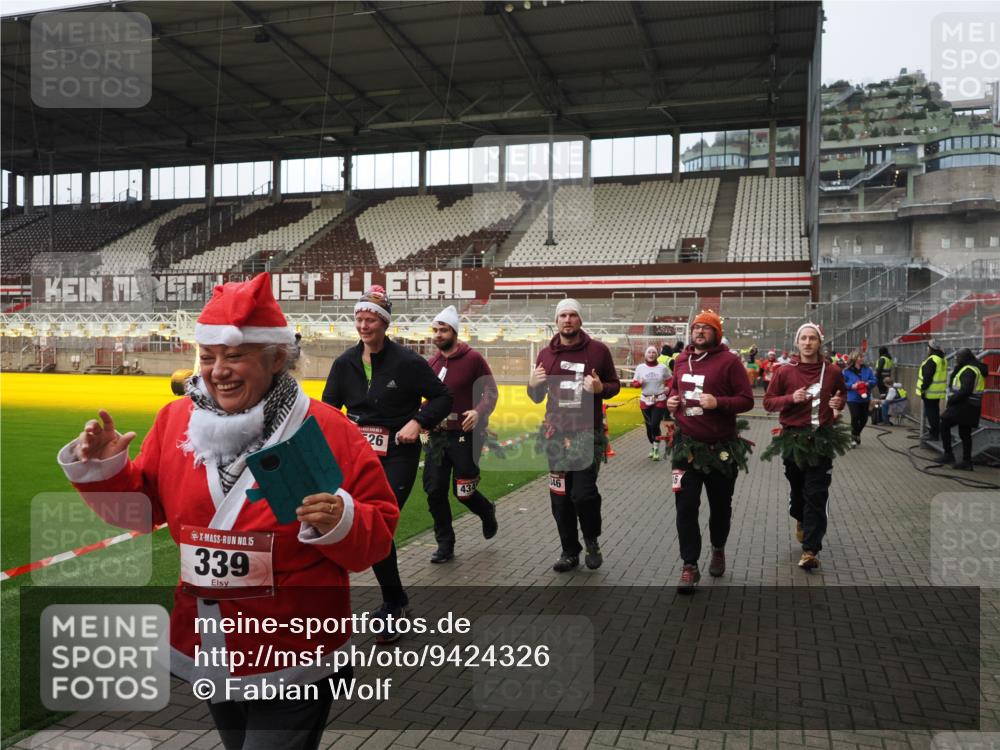 07.12.2025 - St. Pauli X-Mass-Run No. 15 Fabian Wolf http://msf.ph/oto/9424326 07.12.2025 12:06:48 Ziel 276, 339, 345, 1844, 1846, 3689, 3692, 4143, 4342, 4345, 4346, 4403, 4404, 4416, 4783, 4784 meine-sportfotos.de