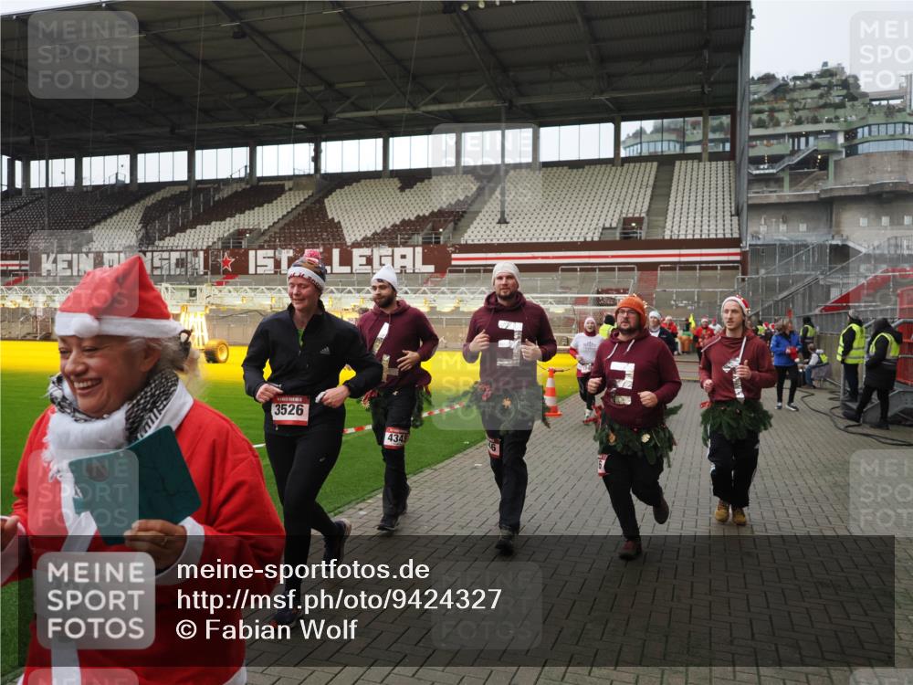 07.12.2025 - St. Pauli X-Mass-Run No. 15 Fabian Wolf http://msf.ph/oto/9424327 07.12.2025 12:06:48 Ziel 276, 339, 345, 1844, 1846, 3689, 3692, 4143, 4342, 4345, 4346, 4403, 4404, 4416, 4783, 4784 meine-sportfotos.de
